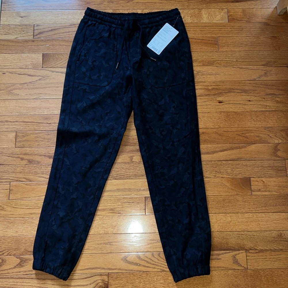 *NWT* Athleta Camo Farallon Jogger - size 4
